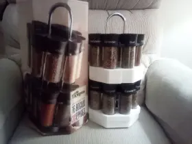 25-600b Olde Thompson Since 1944 16 Jar Revolving Carousel Spice Rack 3oz Glass Jars Flip Lids