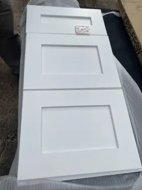 Square Cabinets 3db18-ff-sw Shaker White 3 Drawer Base Cabinet Item New In Box